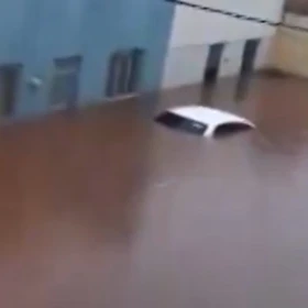 Esperan-a-que-alguien-muera__-lluvias-convierten-calles-de-Tepatitlán-en-ríos-y-una-mujer-es-arrast.webp