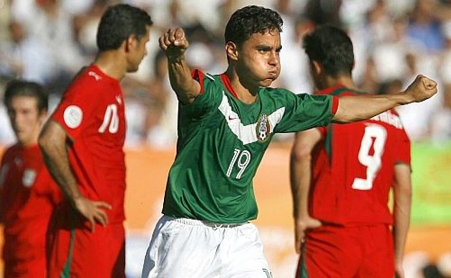 Omar Braco anotando ante Iran en Alemania 2006