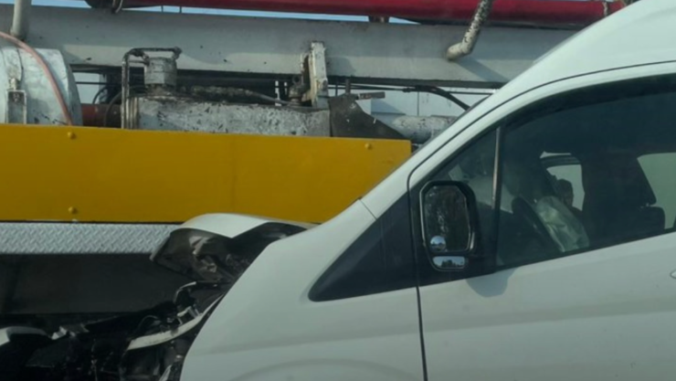 Aparatoso choque deja combi destrozada sobre el Periférico Ecológico en Puebla hoy viernes