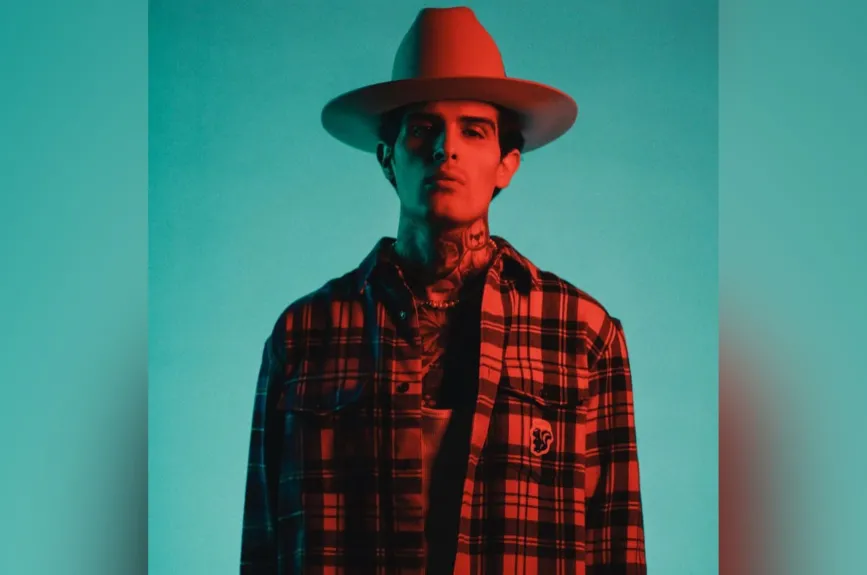 Adriel Favela, nacido el 26 de agosto de 1993 en Sinaloa, es el nuevo rostro del regional mexicano. Multiinstrumentista desde niño piano, acordeón, batería y compositor nato, debutó oficialmente a los 18 años con Favela por Herencia
