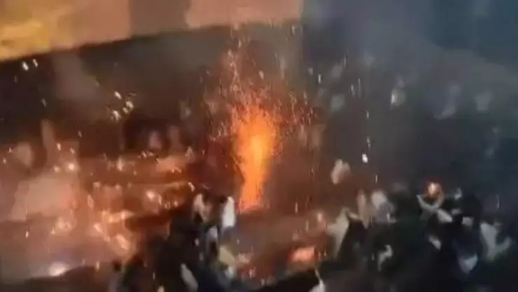 Encienden fuegos artificiales dentro de sala de cine con gente; momento causa pánico.jpg