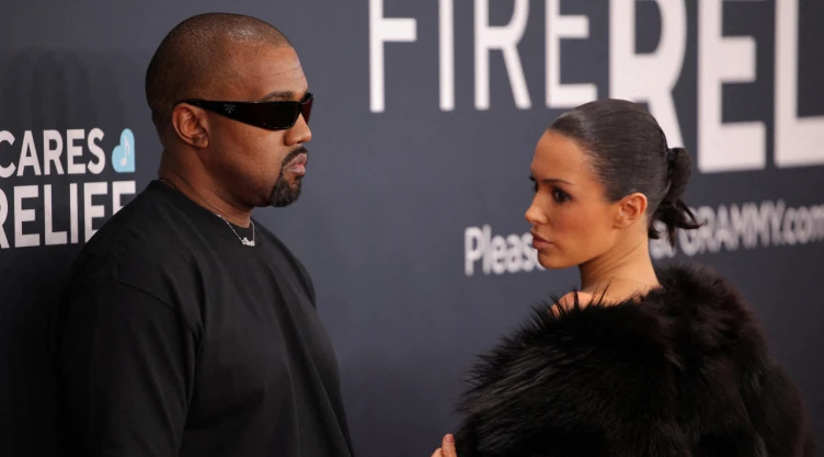 Kanye West en los Grammy 2026.png