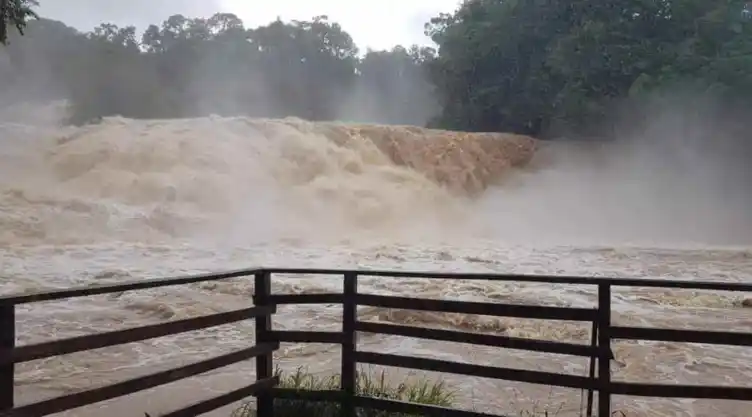 cascadas de agua azul desbordamiento.jpg