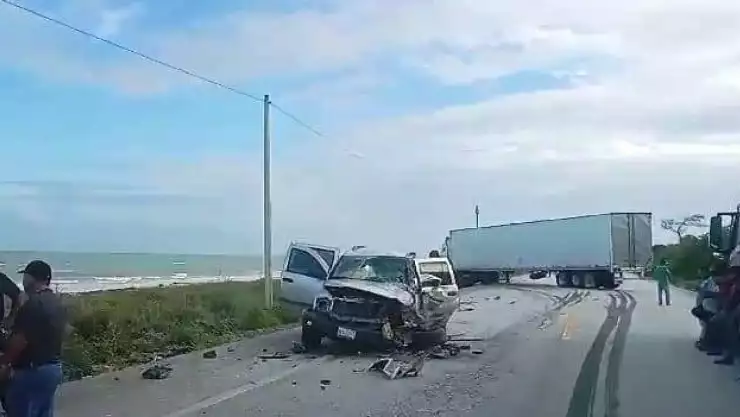 Se registra fuerte choque entre una camioneta y un tráiler en carretera Sabancuy, Campeche.jpg