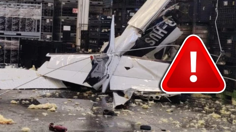 Así quedó el sitio del avionazo en Ramos Arizpe, Coahuila; avioneta se desploma en nave industrial y deja dos heridos.webp