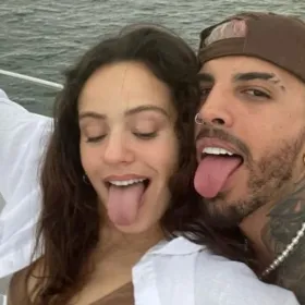 Rauw y Rosalia sacando la lengua.jpg