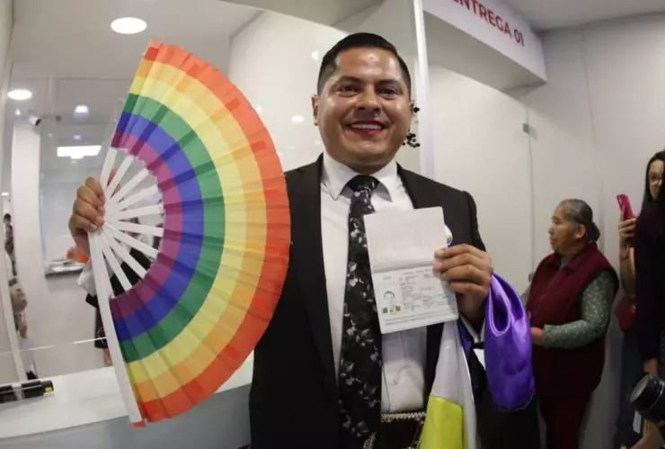 Ociel Baena, le magistrade con el primer pasaporte no binario emitido en México.