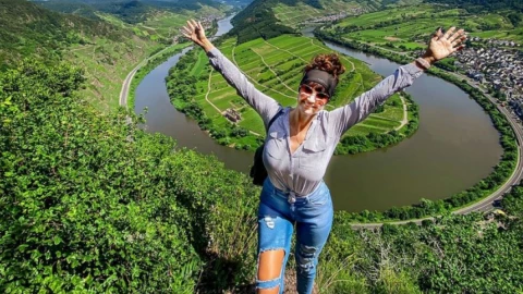mujer-acantilado-selfie