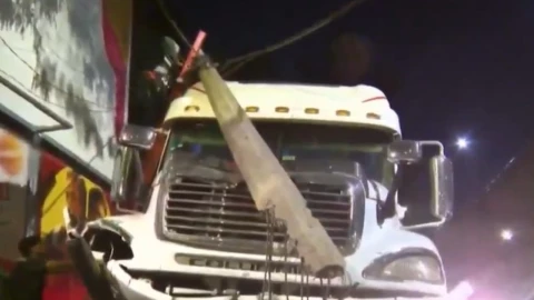 Caos Periférico: Tráiler pierde el control y provoca aparatoso accidente en CDMX