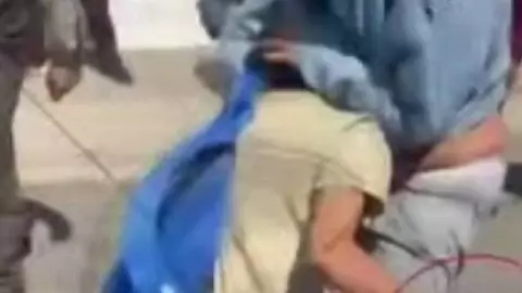 Reportan riña fuera de secundaria en CDMX.