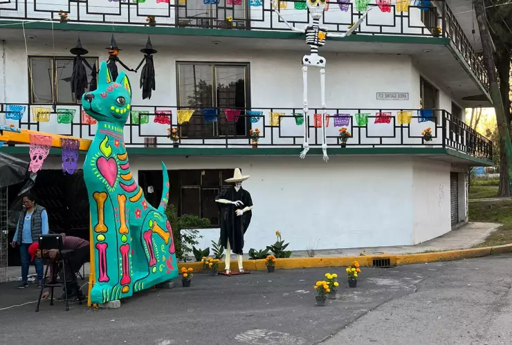 Catrinas gigantes emergen de las calles en Tláhuac