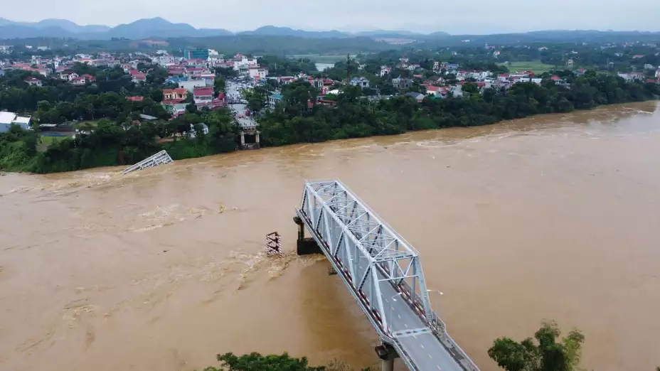 Puente derrumbado por inundaciones en Vietnam.