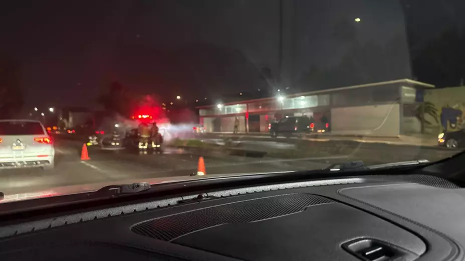 Auto arde en llamas esta madrugada en la Vía Rápida Oriente;