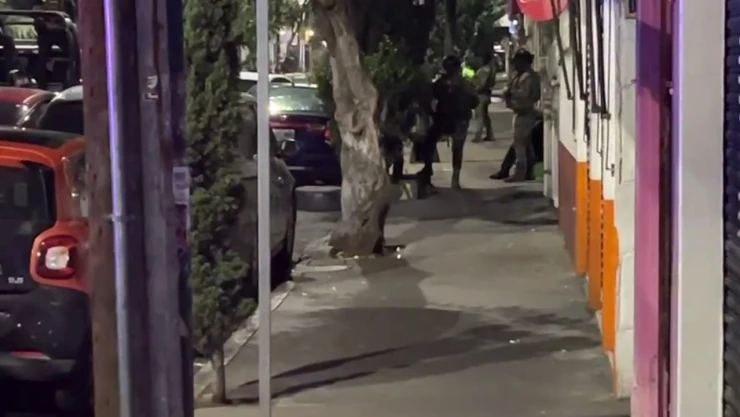 Cateo con fuerzas federales e incendio en vivienda movilizan a las autoridades durante la madrugada en CDMX