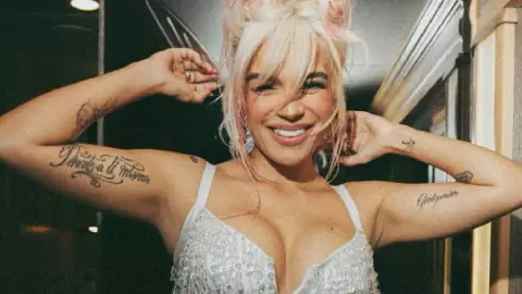 FOTO_ Karol G presume su bigotito sin depilar y las redes reaccionan