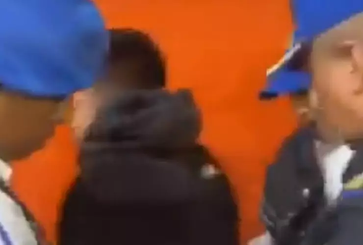 Encaran a hombre que se disfrazó de mujer para subir a vagón