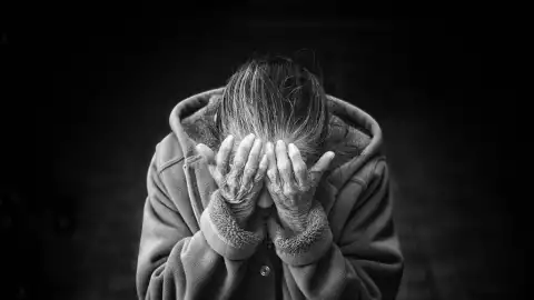 mujer anciana desaloja casa hija.jpg