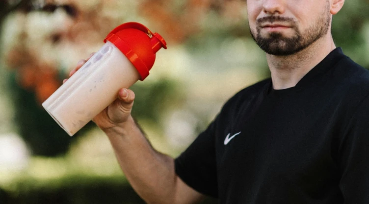 Comer demasiada proteína no siempre es bueno. Expertos explican sus riesgos y cómo equilibrarla con fibra para la salud.
