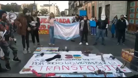 Manifestantes exigen justicia en el Zócalo para víctimas de homicidios por transfobia