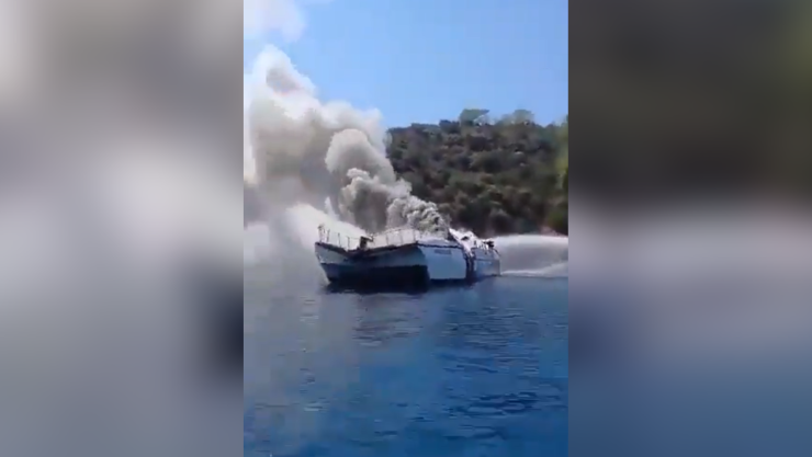 Barco con 115 pasajeros se incendia en Turquía