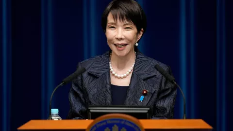 La nueva primera ministra de Japón, Sanae Takaichi, habla durante una conferencia de prensa en su oficina, en Tokio, Japón, el 21 de octubre de 2025