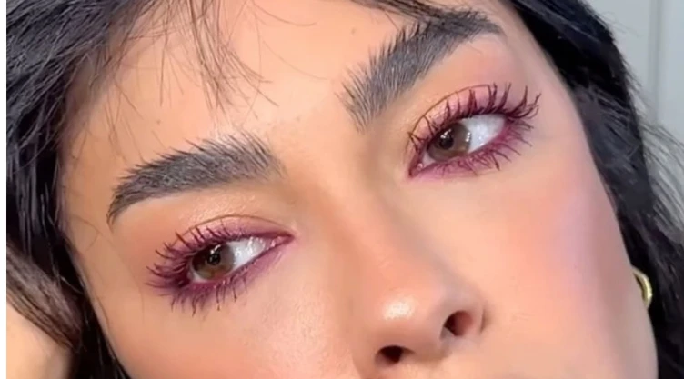 Cómo usar rímel color borgoña para lograr unas pestañas con volumen y abrir la mirada después de los 50