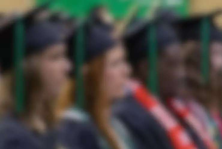 Hallan a estudiante colgado en un árbol dentro del campus universitario