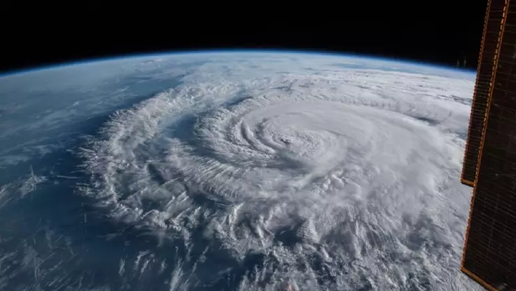 CONFIRMADO_ El huracán Ernesto TOCÓ tierra en las Bermudas y esto está pasando