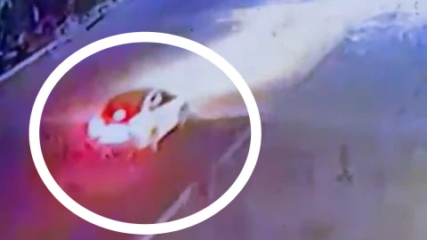 Tiran cabezas humanas de auto en movimiento en Michoacán