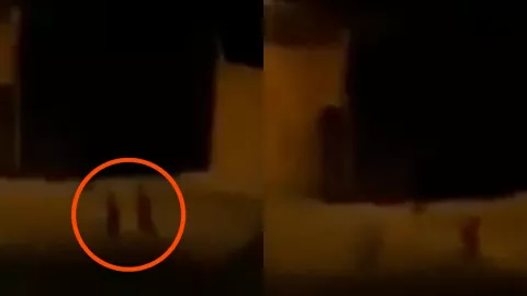 Captan supuestos duendes jugando de noche en plena calle
