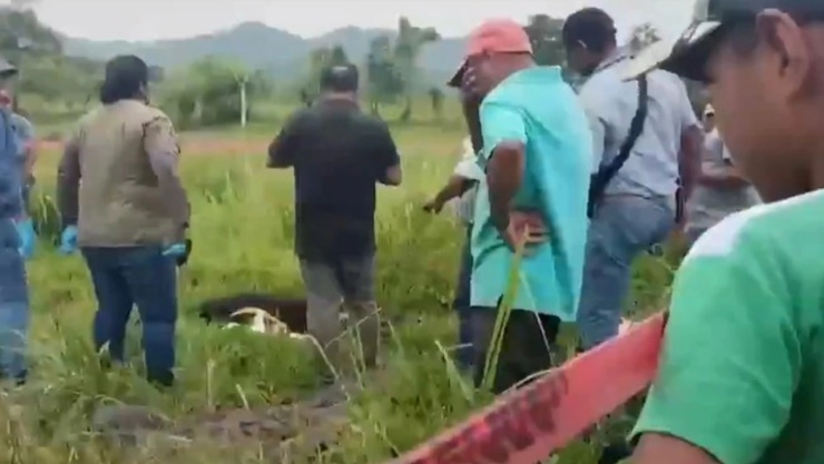 Tragedia en Veracruz: Hallan sin vida a niño y su tío; fueron alcanzados por un rayo en Las Choapas. En la imagen se observa el operativo realizado por las autoridades locales.