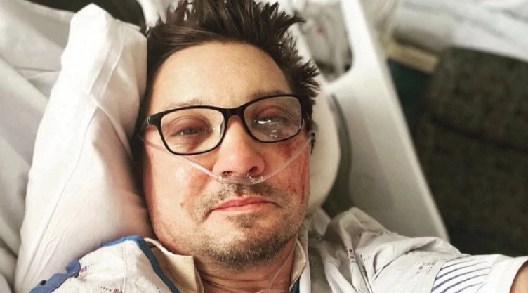 Jeremy Renner se recupera tras accidente; agradece apoyo de sus fans.