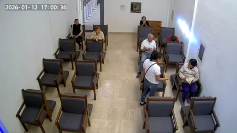 VIDEO Mujer amenaza a adultos mayores en una capilla de adoración perpetua en Guanajuato