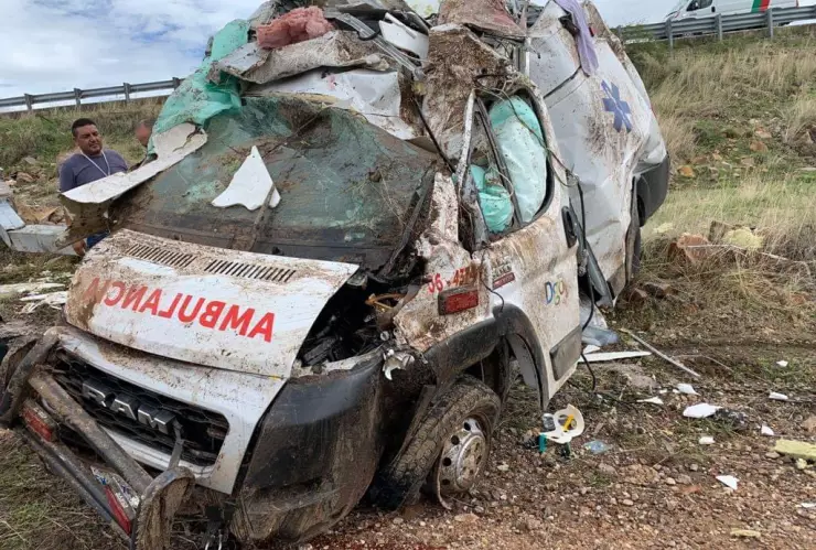 Vuelca ambulancia y muere el herido al que trasladaba en Durango