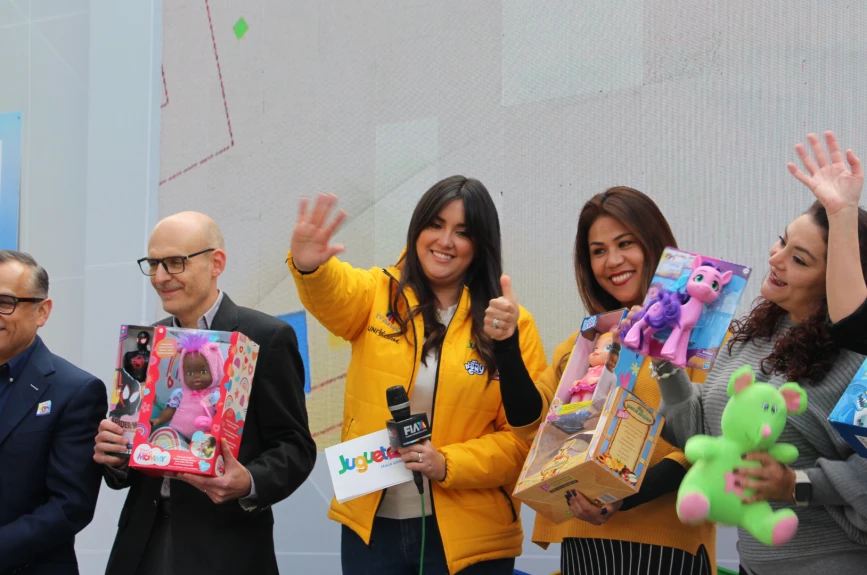 Todo el grupo de colaboradores en vivo desde el contenedor
