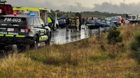 FOTOS: Carambola paralizó la autopista Tlaxco–Tejocotal hoy; conductor murió prensado