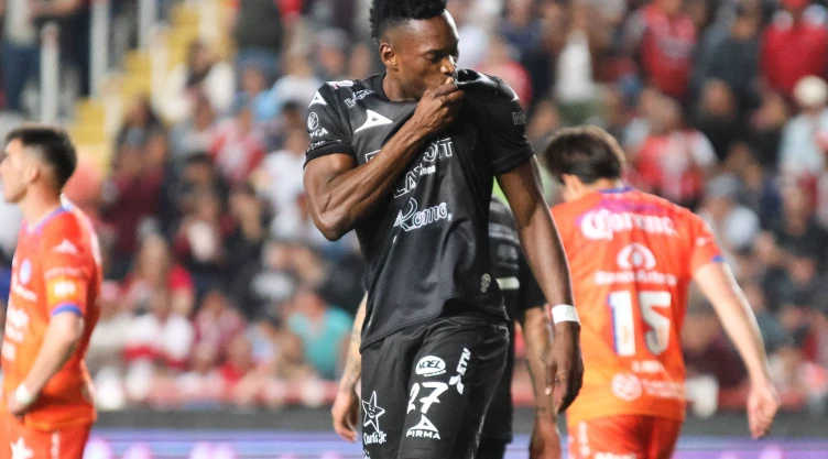 Diber Cambindo festeja gol con