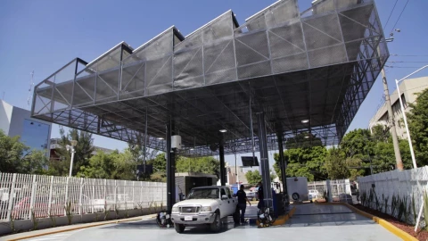 Hombre con camioneta realiza verificación vehicular en Jalisco.