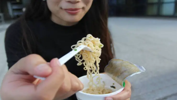 Esto le pasa a tu cuerpo si comes mucha sopa instantánea