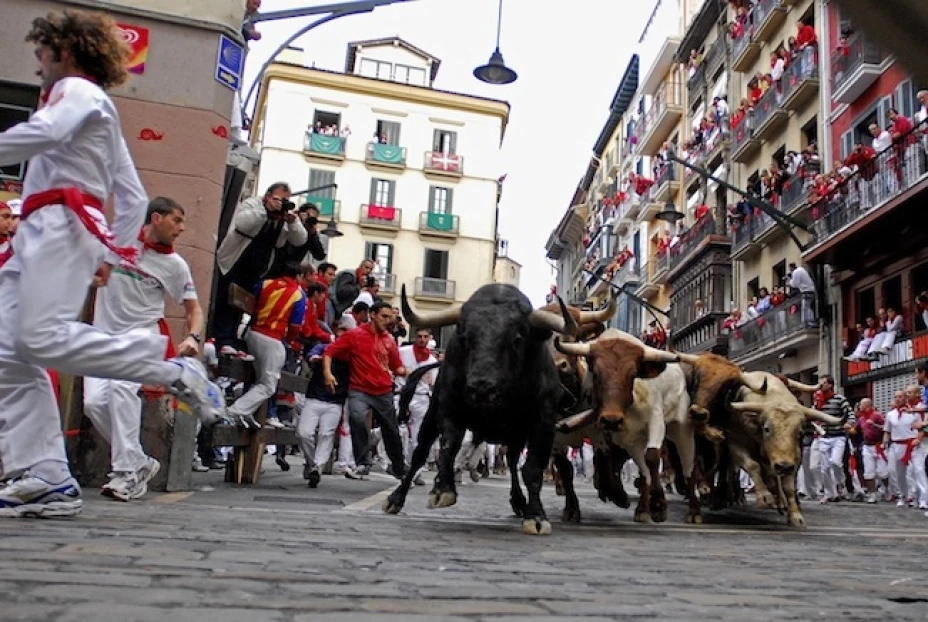 Miles de intrépidos corrieron junto a 6 toros de lidia por las calles de la ciudad española de Pamplona, en el primer día de encierro en el festival anual de San Fermín