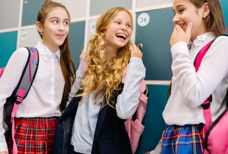 ¿Por qué hay personas que explotan de la risa durante una conversación, según psicólogos?