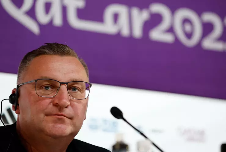 Czeslaw Michniewicz, técnico de Polonia en conferencia