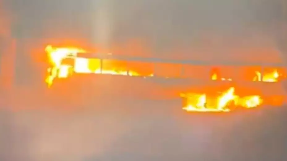 Voraz incendio consume autobús de pasajeros; esto se sabe