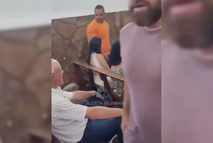 VIDEO_ Descubre infidelidad de su esposo en la Iglesia, estaba con OTRA escuchando misa
