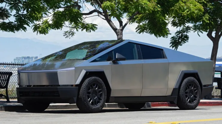 Edson Álvarez conduce un Tesla Cybertruck