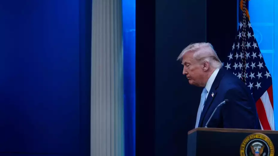 Donald Trump tras una conferencia en la sala de prensa James Brady.