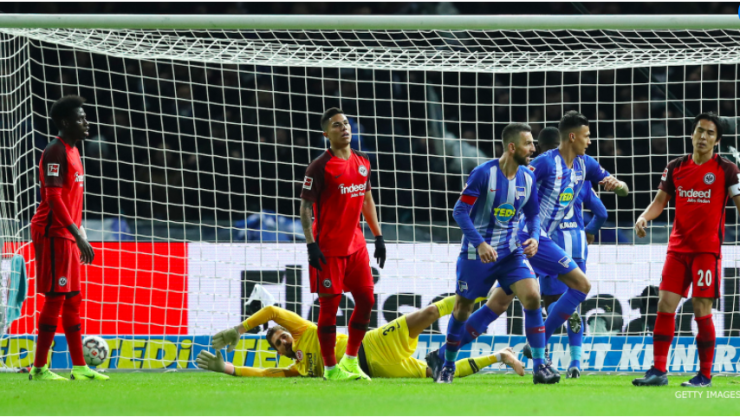 Carlos Salcedo titular con el Eintracht Frankfurt