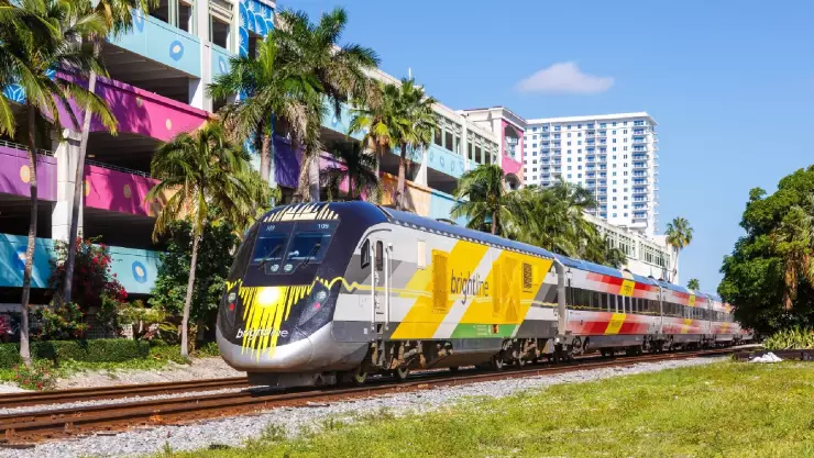 la vista panorámica del tren de alta velocidad en la ciudad de Florida