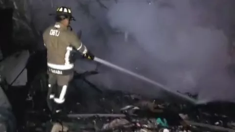 Incendio consume vivienda en colonia Emperadores; bomberos evitan lesiones