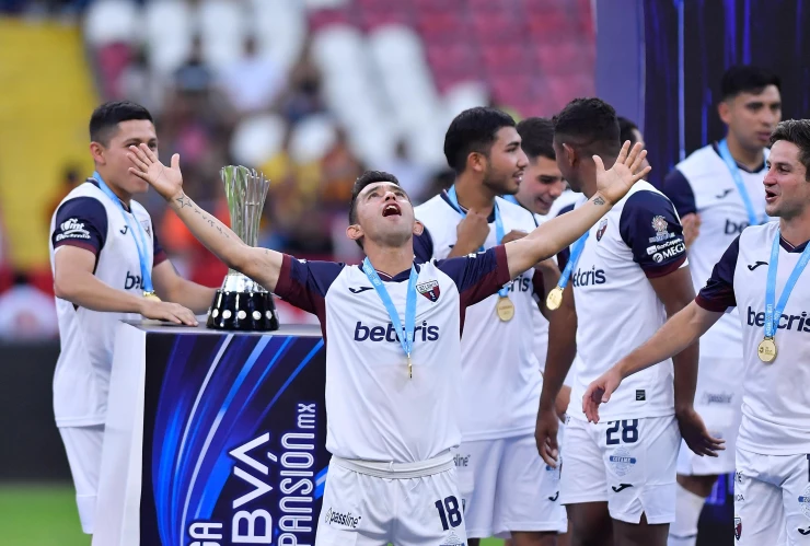 Hobbit Bermúdez festeja campeonato del Atlante